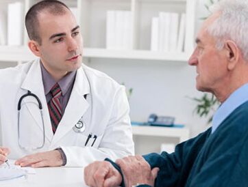 Ein Mann mit Symptomen einer Prostatitis sollte zunächst einen Urologen aufsuchen. 