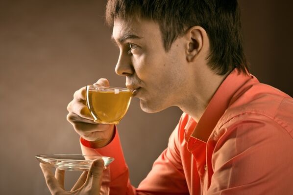 Ein Mann trinkt Kräutertee zur Behandlung von Prostatitis